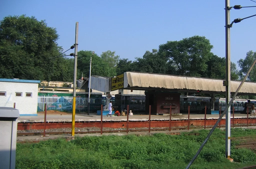 Go bonkers for local food at the Gwalior Train Station!