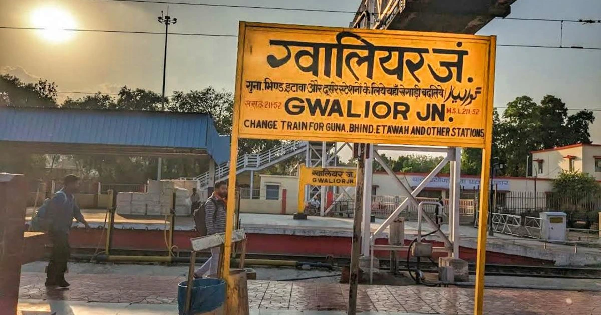 Enjoy food delicacies in train at the Gwalior railway station