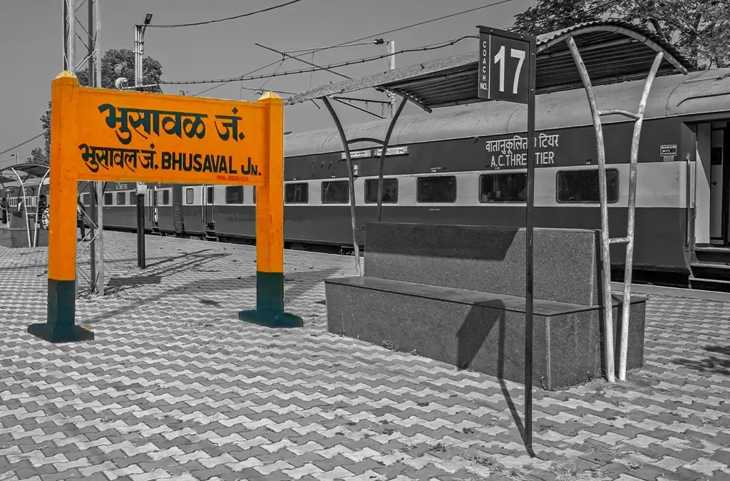 How to get delicious meals on train at the Bhusaval Train Station?