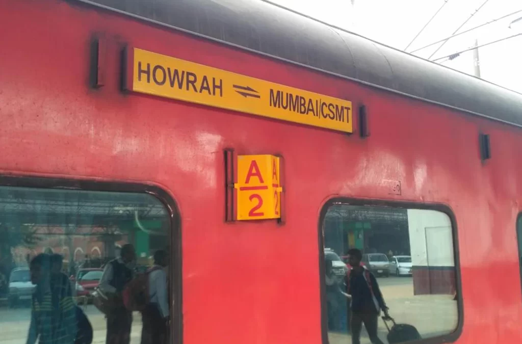 स्वादिष्ट व्यंजन से बनाइए सफर को और यादगार हावड़ा एक्सप्रेस (HWH) EXP (12860) ट्रेन से