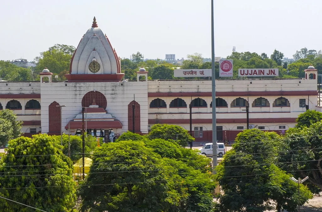 Ujjain Jn Station Par Delicious Vegetarian Khana Enjoy Karna Hua Ab Aur Bhi Aasaan