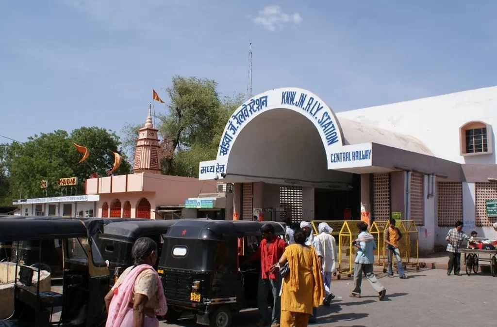 Enjoy Karein Delicious Meals On Khandwa Train Station