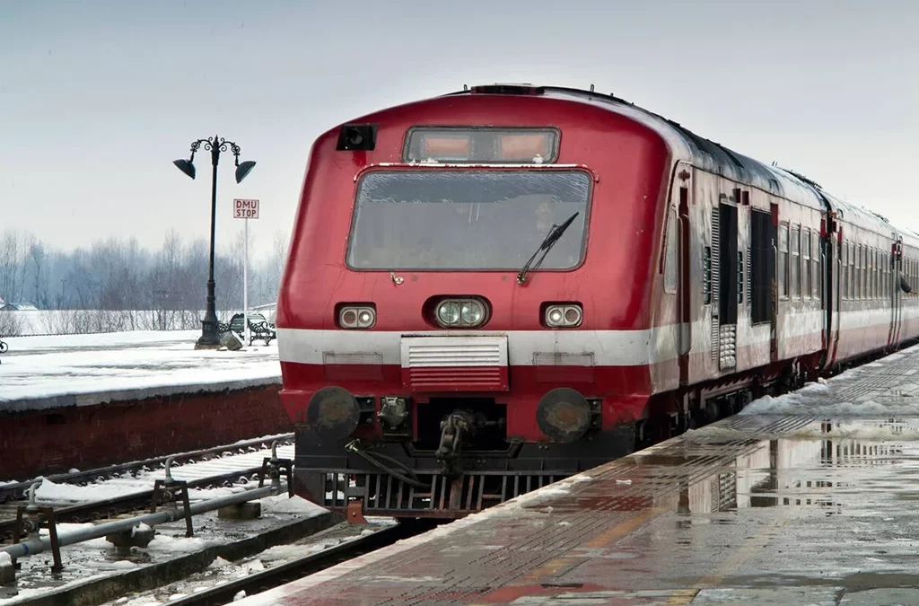 Winter Magic Ka Maza Lein Train Mein Garma Garam Khaane Ke Saath